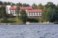 widok_na_budynek_glowny_z_jeziora_1.jpg