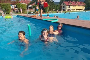 Aktywne Kolonie Letnie w Górach 2026 - Wapienne - Active Camp - obóz dla dzieci 10-12, 13-18 lat. Kompleks basenów w ośrodku! ENERGYLANDIA dla chętnych.