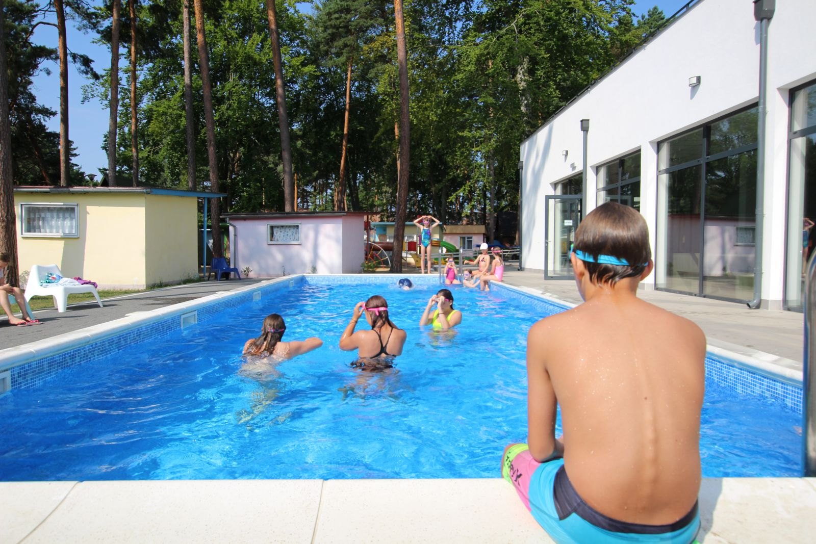 Kolonie w Mikoszewie dla dzieci - ośrodek z basenem